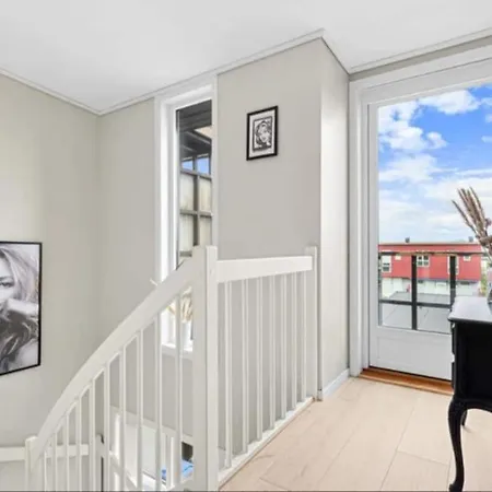 Great, Modern Townhouse In サンネス