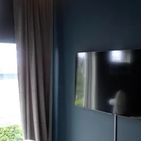 Great, Modern Townhouse In * サンネス