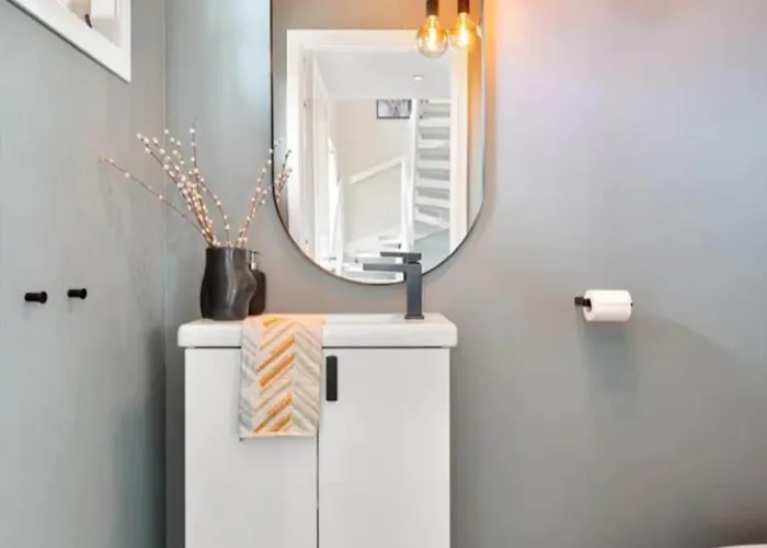 Сasa de vacaciones Great, Modern Townhouse In